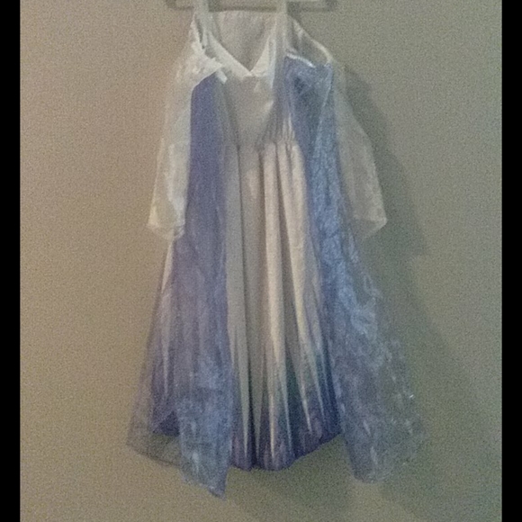 It is a Disney Elsa dress - Picture 2 of 6